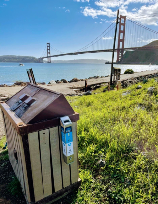A beachside buttcan.