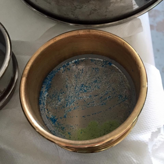 A sieve holding microbeads.